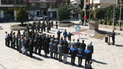 Başkan Kargı, Atatürk Anıtı'na Çelenk Sundu