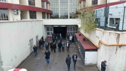 Bayram günü husumetli oldukları muhtarı öldürüp, jandarmaya ateş açtılar