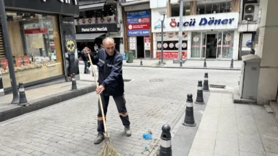 Belediyenin temizlik işçisi maaşıyla beş öğrenciye burs veriyor