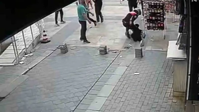 Bıçaklı saldırgan polisin tek hamlesiyle etkisiz hale getirildi