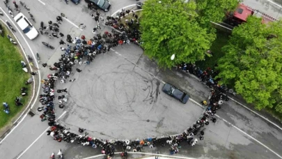 Canını hiçe saydı, drift atan otomobilin üzerine atladı