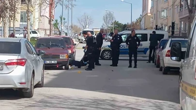 Cezaevi firarisi, eşini öldürmek için gittiği evde polisi görünce kendini vurdu