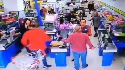Çorabından çıkardığı bıçakla market çalışanının üzerine yürüdü