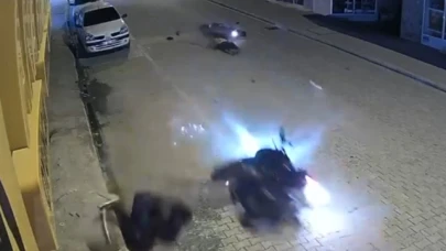 Ehliyetsiz motosikletlilerin kazasında iki sürücü yaralandı