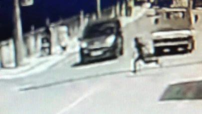 Hafif ticari aracın çarptığı çocuk metrelerce havaya uçtu