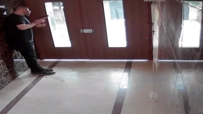 Halüsinasyon gören adamın kendi kendine çatıştığı anlar kamerada