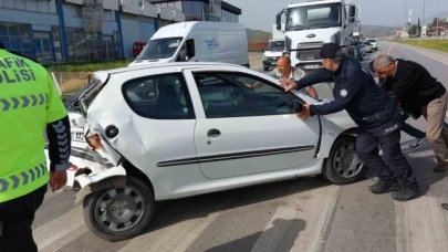 Hasta taşıyan araç otomobile çarptı: 4 yaralı