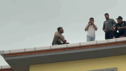 İnşaat işçisi çatıdan atlamak istedi
