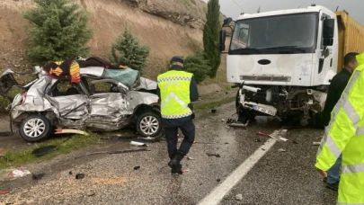 Kamyon ile otomobil çarpıştı: 2 ölü