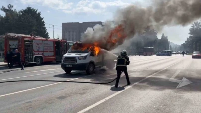 Kamyonet yol ortasında alev alev yandı: O anlar anbean kamerada