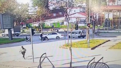Köpeklerin kovaladığı genç kıza otomobil çarptı
