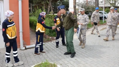 Kuş, Sağlık Personeli İle Bayramlaştı