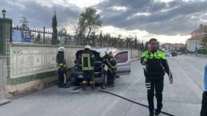 Mezarlık ziyaretine gitti, aracı yandı