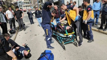 Motosiklet yayaya çarptı, 3 kişi yaralandı