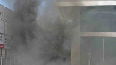 Oto servisinde çıkan yangında itfaiye erlerinin dumanla mücadelesi