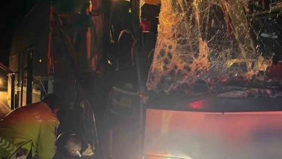 Otobüs arıza yapan kamyona çarptı: 1 yaralı