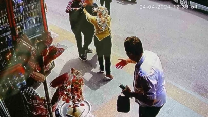 Otobüs şoförünün, cadde ortasında husumetlisinin saldırısına uğradığı anlar kamerada
