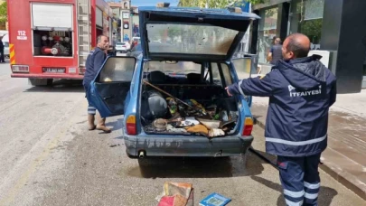 Park halinde otomobil yandı