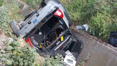 Samsun'da su kanalına devrilen otomobilde 3 kişi yaralandı