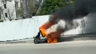 Seyir halindeki motosiklet alev alev yandı, ilk müdahale trafik polisinden