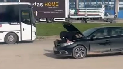 Seyir halindeki otomobilin motoruna oturdu, arızayı bulmaya çalıştı