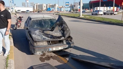 Seyir halindeyken yanan otomobil kullanılmaz hale geldi