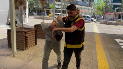 Soyduğu evde polisle birlikte mahsur kalan azılı hırsız tutuklandı