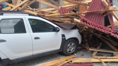 Suluova’da fırtına çatıları uçurdu, vatandaşlar deprem sandı
