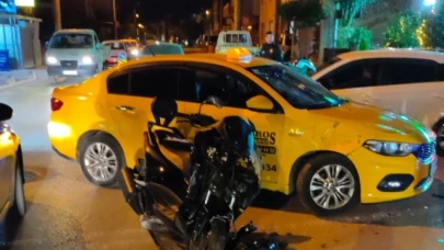 Ticari taksi ile motosiklet çarpıştı: 4 yaralı