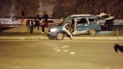 Tır, hafif ticari araca çarptı: 2 ölü, 1 yaralı