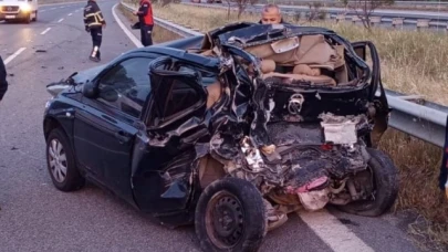 Tırın çarptığı otomobil hurdaya döndü: 1'i ağır 2 yaralı