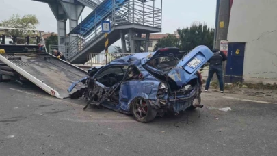 Trafo binasına çarpan otomobil hurdaya döndü: 1 ölü, 1 yaralı