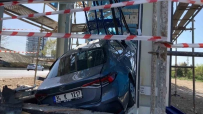 Uykuya dalan sürücü üst geçit asansörüne çarptı: 4 yaralı