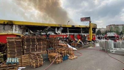 Yangın 2 saate kontrol altına alındı, market küle döndü