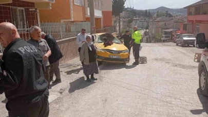 Yokuş aşağı inen taksi takla attı: Yolcu yaralandı