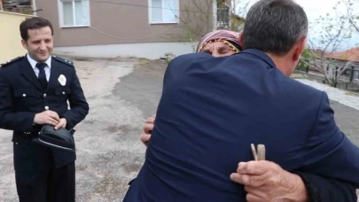 Ziyarette duygulandıran an: Şehit polisin annesi polislere sarılıp ağladı