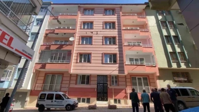 4. kattan park halindeki otomobilin üzerine düşen kadın hayatını kaybetti