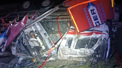 Amasya’da 3 tır kupası taşıyan tır devrildi: 1 yaralı