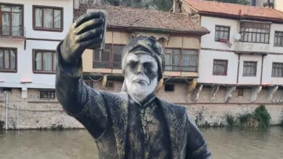 Amasya’da selfieci şehzade heykeline boyalı saldırı