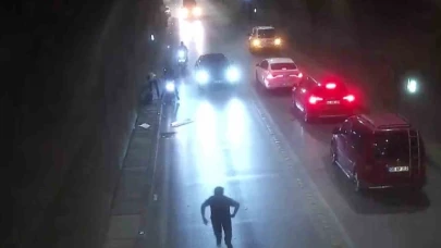 Amasya’da tünelde devrilen motosikletten düşerek metrelerce sürüklendiler, kaza anı kamerada