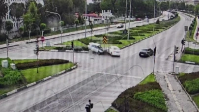 Amasya'da 2 otomobilin kavşakta çarpıştığı kaza kamerada