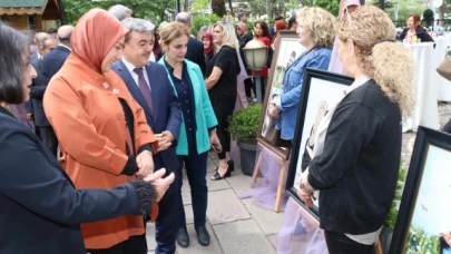 Anne Çocuk Sevgisi Temalı Resim Sergisi Düzenlendi