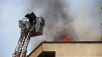 Apartmanın çatısında yangın paniği