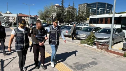Balkondan girip eski sevgilisinin arkadaşını öldürdü