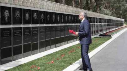 Çalışma ve Sosyal Güvenlik Bakanı Işıkhan, Bakü'de şehitlikleri ziyaret etti