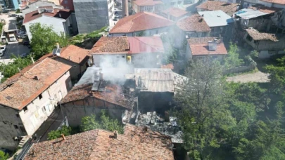 Ev yangınını film izler gibi izlediler