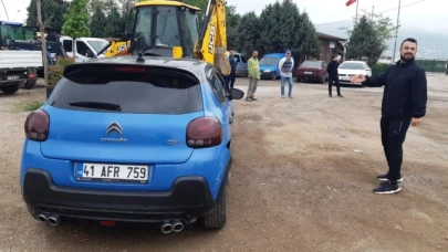 Gaz pedalı takılı kalan otomobil, bebek arabasına çarptı: 2 yaşındaki bebek ağır yaralandı