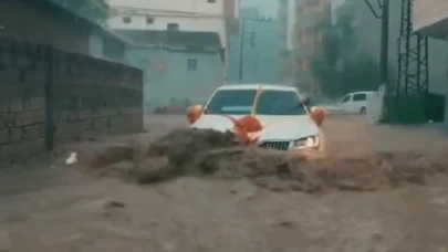 Gelin arabası sel sularının ortasında kaldı