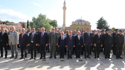 Gökçe Tarafından Anıta Çelenk Sunumu Yapıldı