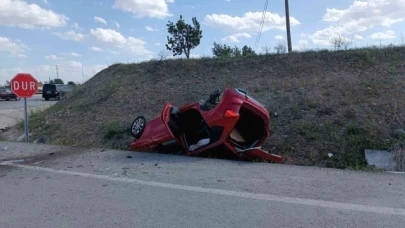 Hafif ticari aracın otomobille çarpıştığı kazada 4 kişi yaralandı